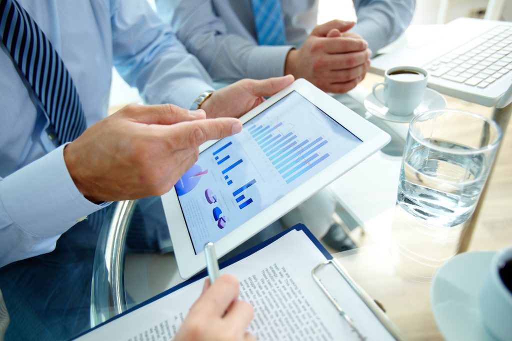 Spotkanie zespołu ekspertów świadczących doradztwo prawno podatkowe dla klientów domu inwestycyjnego.