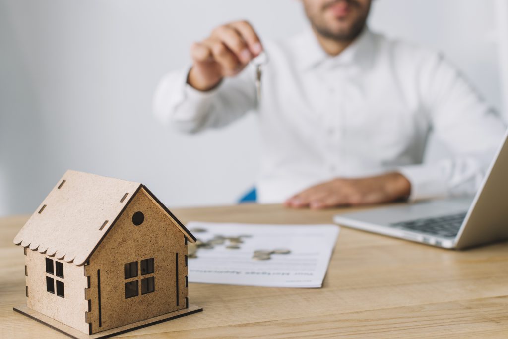 Agent nieruchomości przekazuje klucze – skup nieruchomości z komornikiem za gotówkę