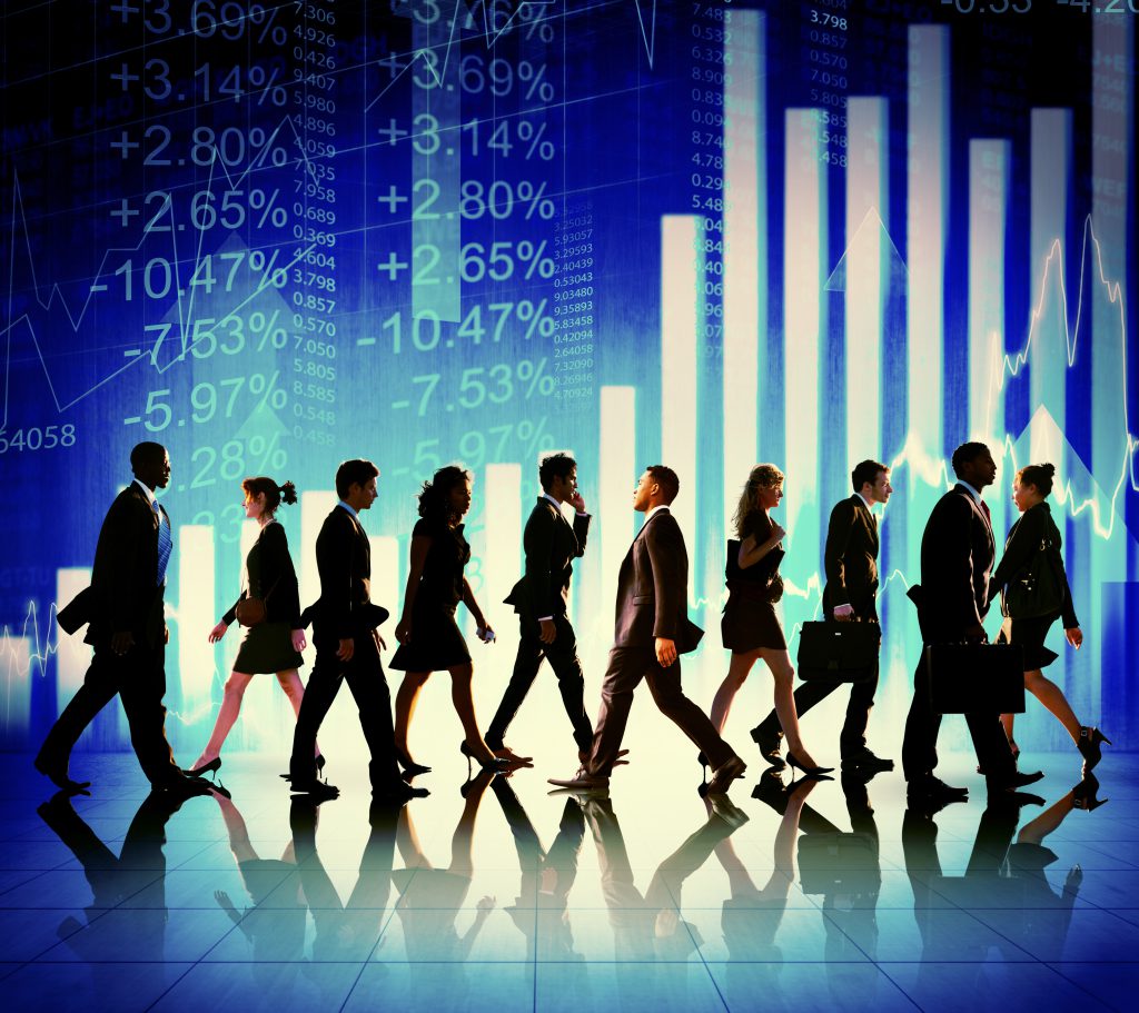 Grupa specjalistów biznesowych idących na tle rosnących wykresów – ścieżka kariery w finansach